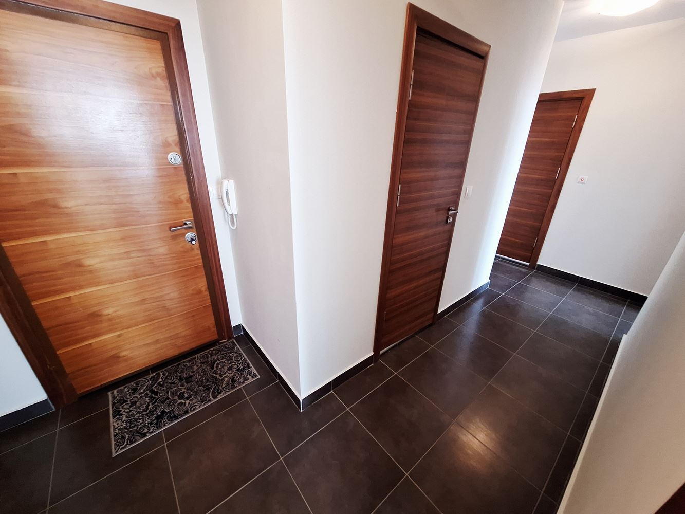 Prostorný apartmán se dvěma ložnicemi a parkovacím místem 200 metrů od moře ve Sveti Vlas