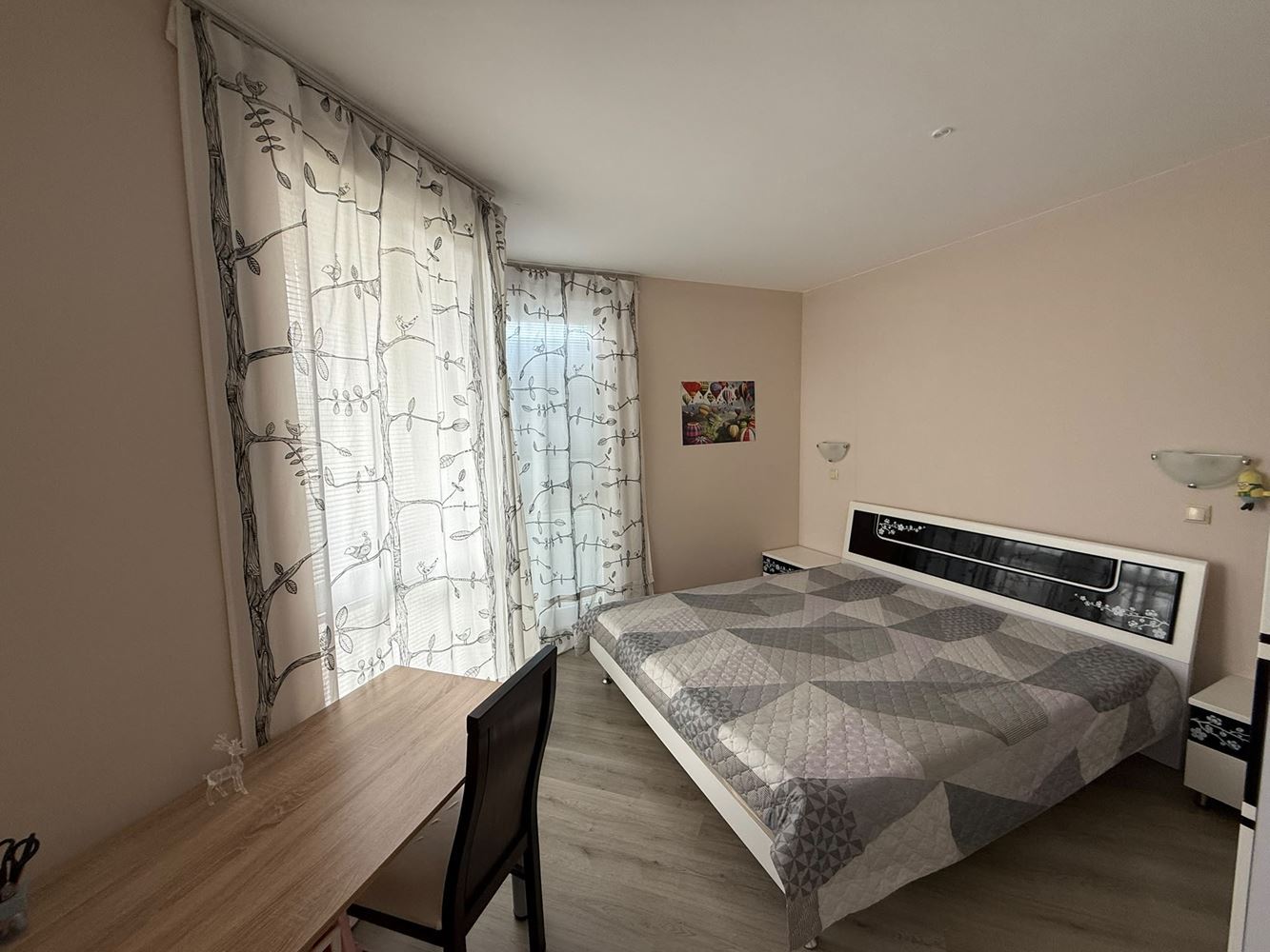 Apartmán s jednou ložnicí uprostřed zeleně v komplexu s bazénem a dětským hřištěm
