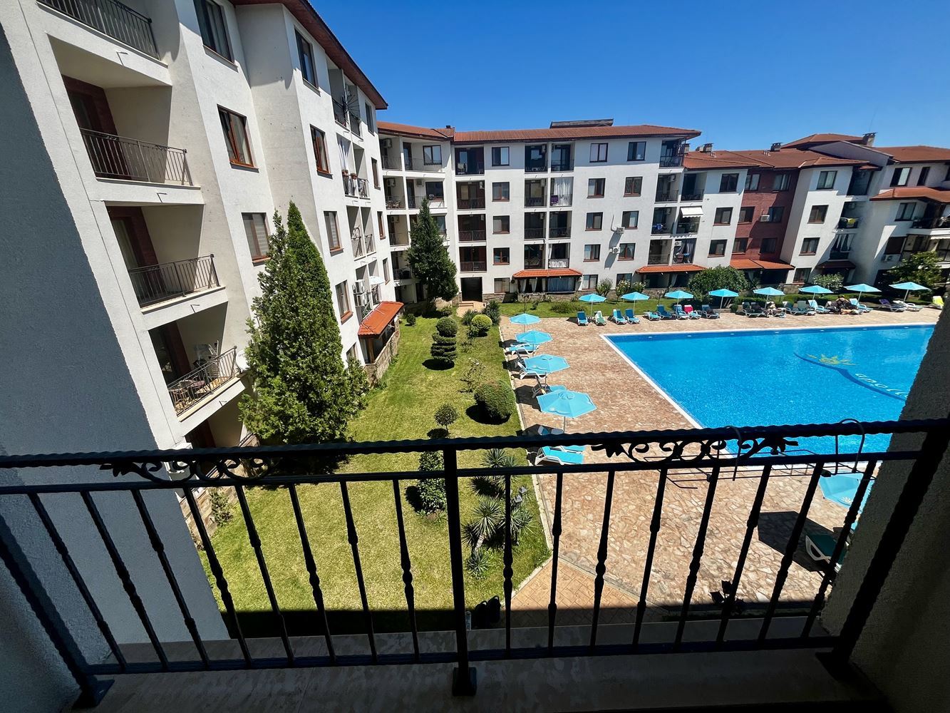 Prostorný apartmán se dvěma ložnicemi v Nesebaru – kompletně zařízený a připravený k nastěhování