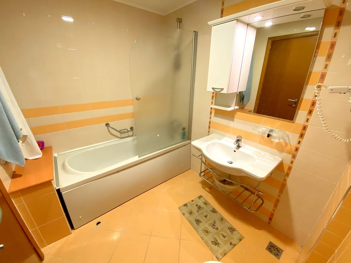 Dvoupokojový byt (s jednou ložnicí) v první linii u moře v Ravda – luxus, příroda a výhled na bazén