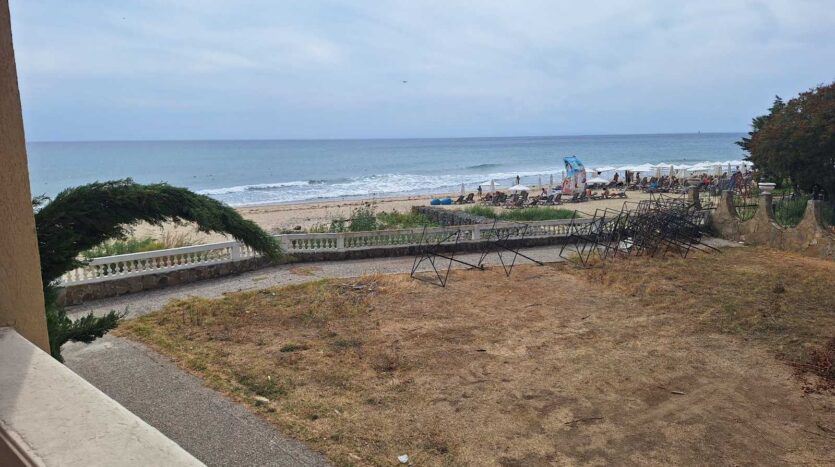 Dvoupokojový apartmán v první linii v Elenite s výhledem na moře a vysokým investičním potenciálem