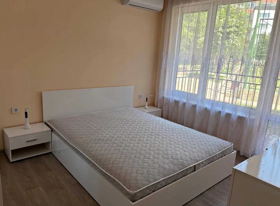 Apartmán v první linii u moře v Elenite – kompletní rekonstrukce, elektřina pro běžné bydlení a přímý přístup na pláž