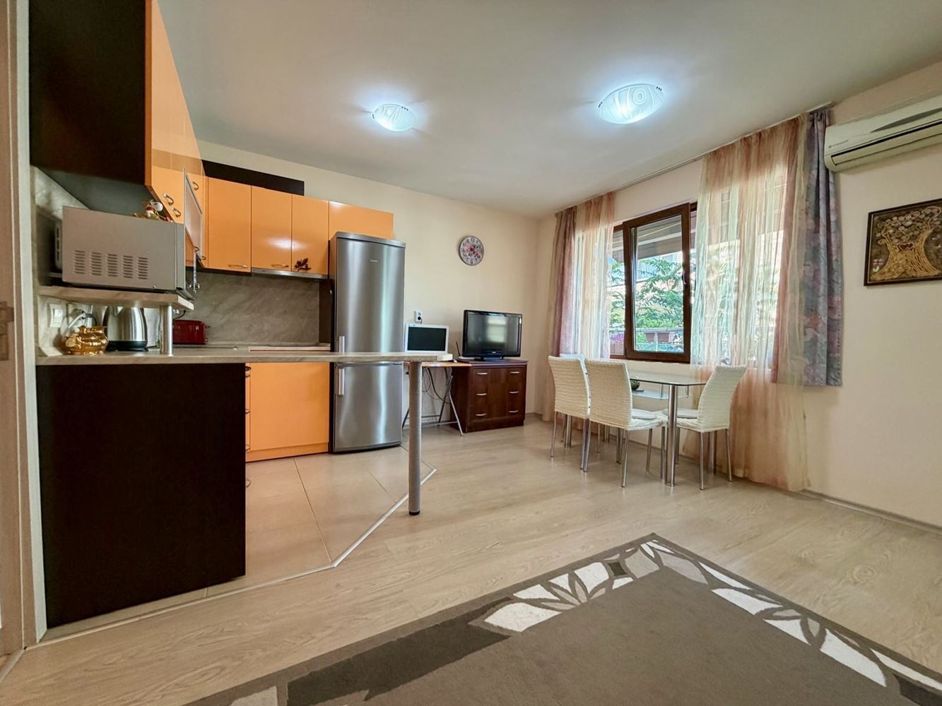 Sarafovo – prostorný apartmán s jednou ložnicí, Aktem 16, minimálním poplatkem za údržbu a kompletním vybavením