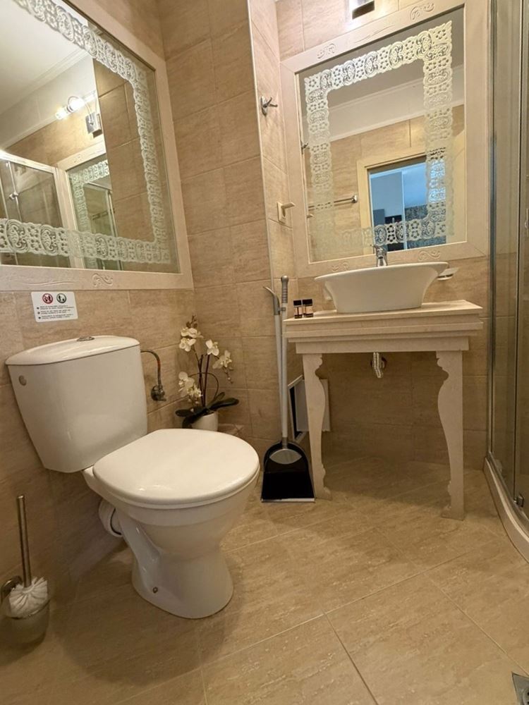 Dvouložnicový apartmán s výhledem na bazén v celoročním komplexu v srdci Slunečného pobřeží