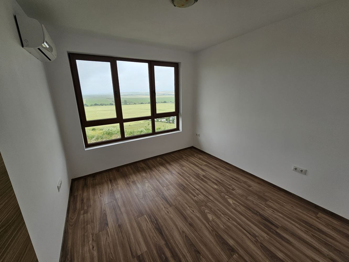 Dvoupokojový apartmán s panoramatickým výhledem v klidném komplexu u Aheloy