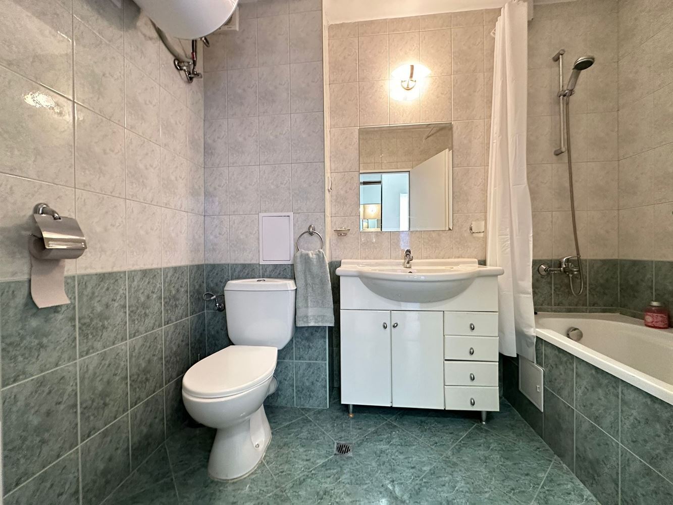 Apartmán s jednou ložnicí v první linii u moře v Aheloji – mořská atmosféra, luxusní vybavení a připravené dokumenty k uzavření obchodu