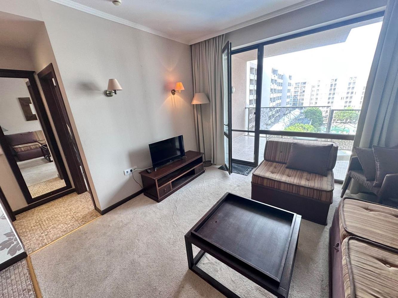 Luxusní apartmán s jednou ložnicí a panoramatickým výhledem na moře v prestižním komplexu na Slunečném pobřeží