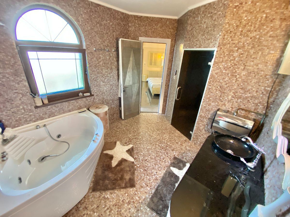 Unikátní mezonetový apartmán v prémiovém komplexu ve městě Nesebar