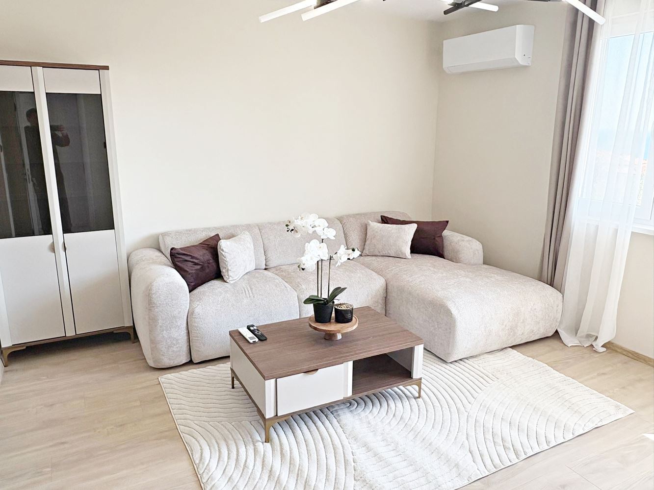 Dvě nezávislé bytové jednotky s výhledem na moře v centru Sveti Vlas – designový interiér a vlastní parkovací místo