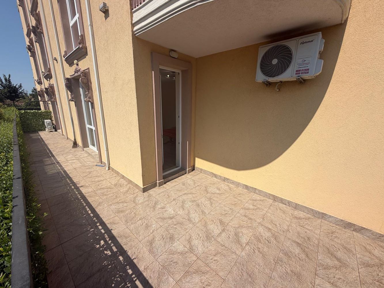 Útulný apartmán s jednou ložnicí a obrovskou terasou v Ravdě – váš osobní prostor u moře