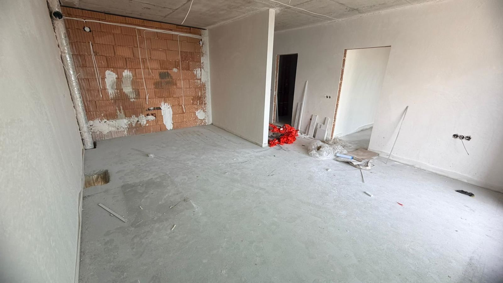 Prostorný 4pokojový apartmán s přímým panoramatickým výhledem na moře v luxusním komplexu na první linii v Ravdě