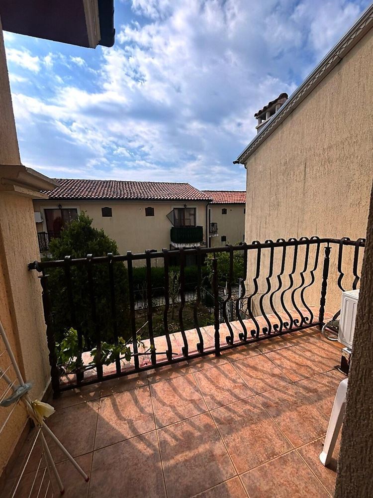 Světlý apartmán s jednou ložnicí, velkou terasou a výhledem do zeleně v Elenite