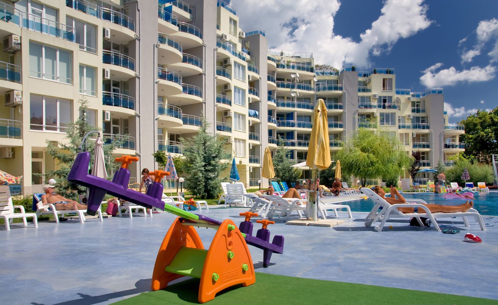 Slunné a prostorné studio s výhledem na moře v Ravdě – 100 m od pláže, v udržovaném komplexu s bazénem a zelení