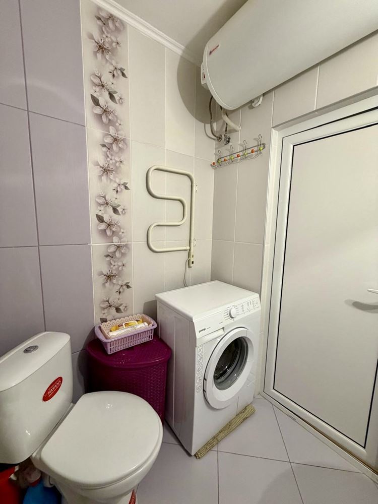 Sarafovo – prostorný apartmán s jednou ložnicí, Aktem 16, minimálním poplatkem za údržbu a kompletním vybavením