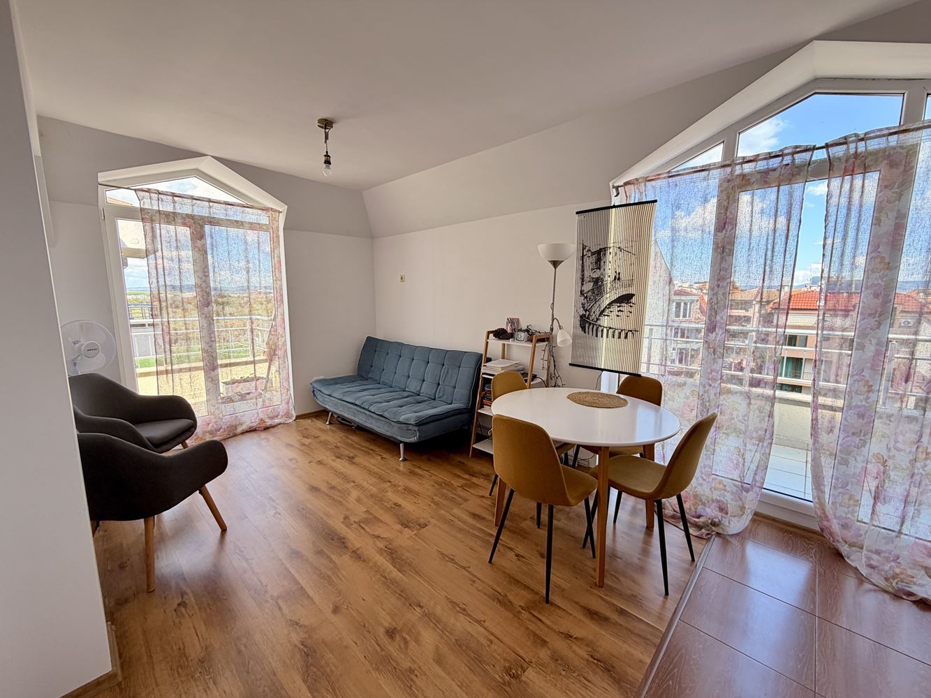 Prostorný apartmán s jednou ložnicí ve výborné lokalitě v čtvrti Černo More, Nesebar
