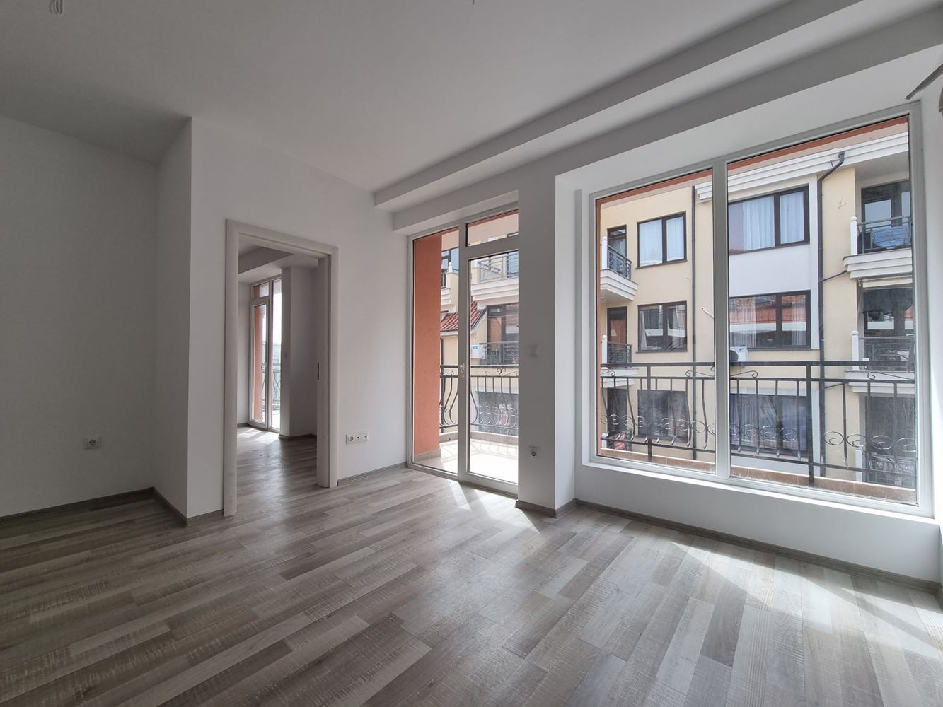 Byt s jednou ložnicí ve Sveti Vlas bez poplatku za údržbu – komfort a klid 400 m od moře