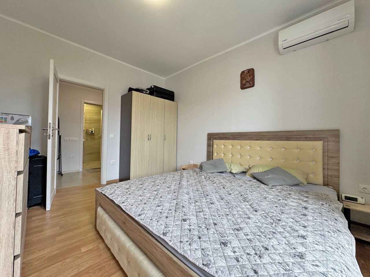 Zařízený apartmán s jednou ložnicí v novém komplexu v Aheloji – klid, zeleň a komfort u moře