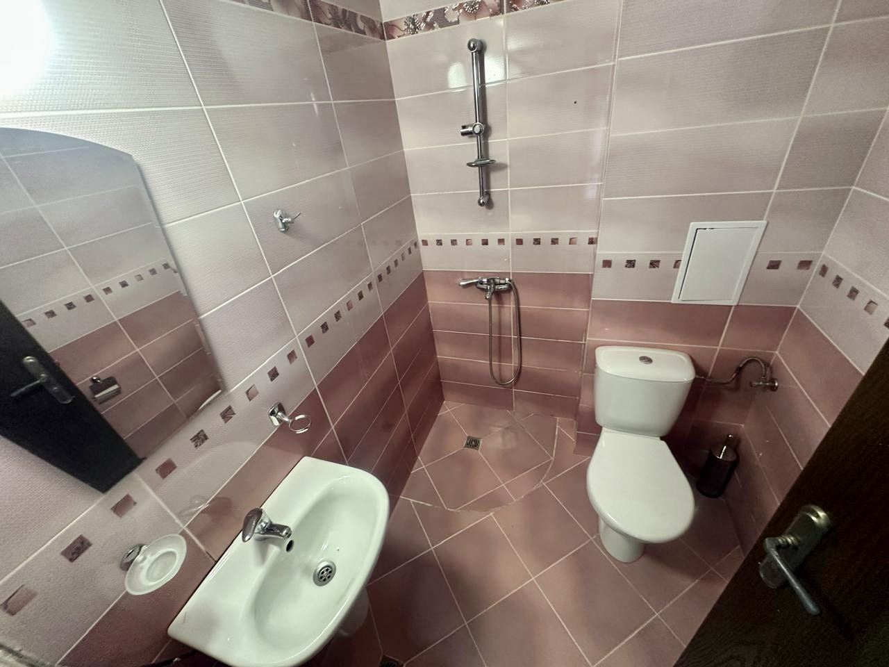 Prostorné studio v přízemí s terasou a možností přeměny na byt s jednou ložnicí – pouze 300 m od moře