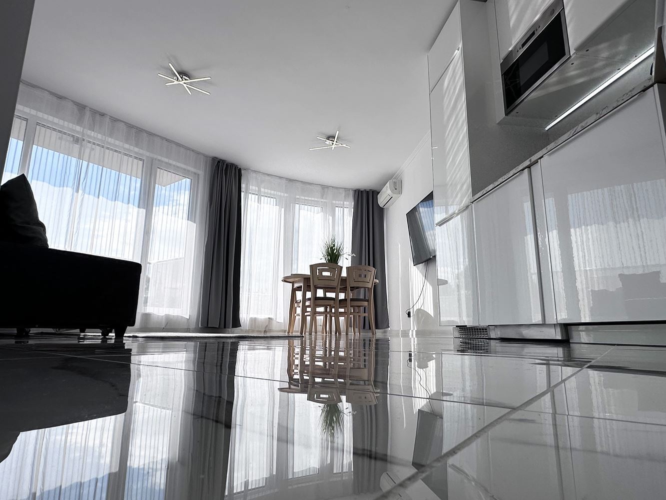 Stylový dvoupokojový apartmán jen pár metrů od pláže v letovisku Slunečné pobřeží