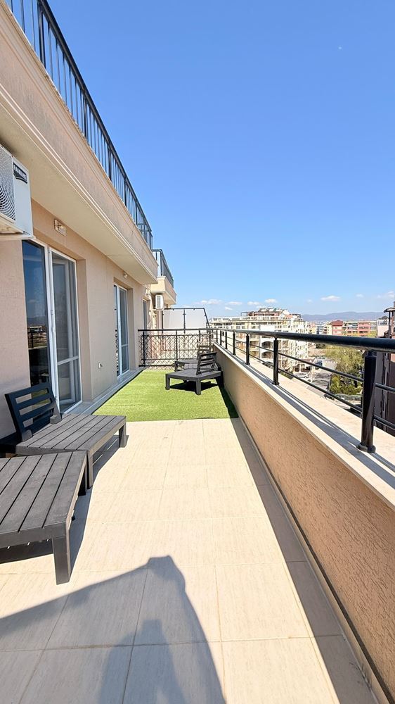 Luxusní mezonet se třemi ložnicemi v srdci Slunečného Pobřeží – prostor, styl a komfort na dvou úrovních