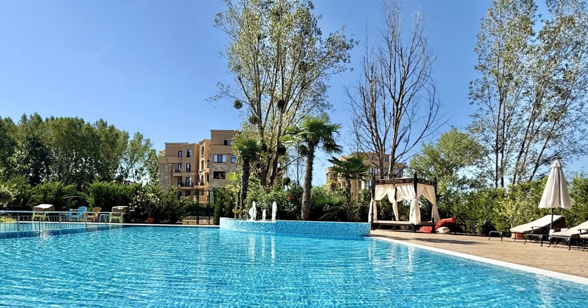 Apartmán se dvěma ložnicemi a velkou panoramatickou terasou ve stylovém komplexu v Sunny Beach