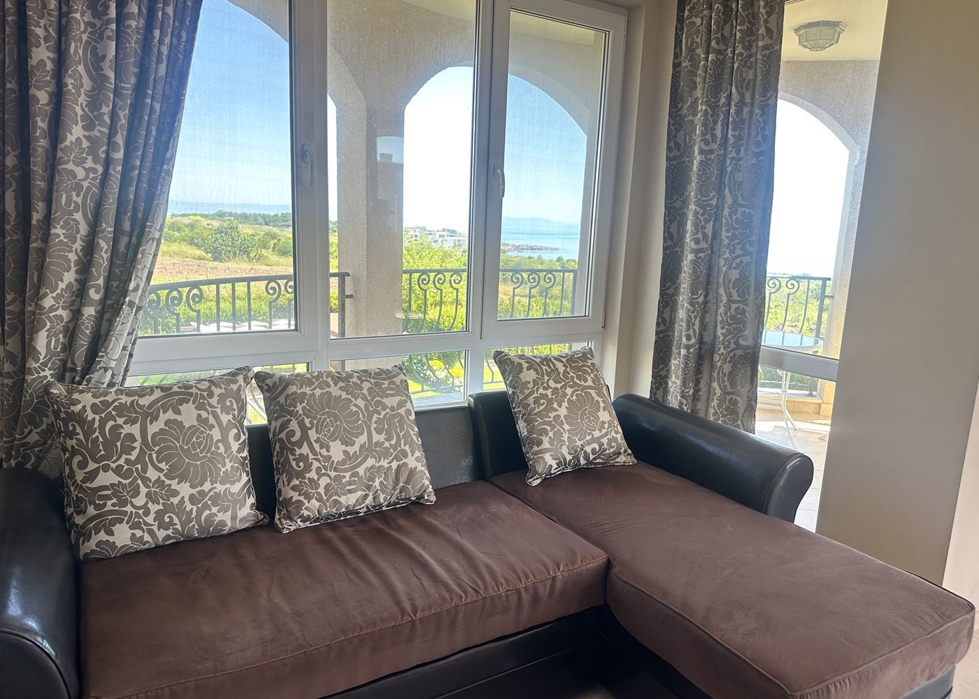 Prostorný apartmán s jednou ložnicí a panoramatickým výhledem na moře v Černomorci – připravený domov u moře