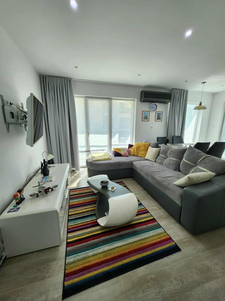 Apartmán se dvěma ložnicemi s výhledem na bazén ve Sveti Vlas – komfort, styl a skvělá lokalita