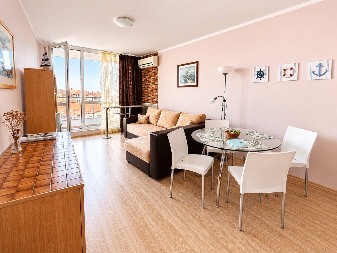 Apartmán s jednou ložnicí s výhledem na moře v Černomorci – krásná nemovitost v komplexu 200 metrů od pláže