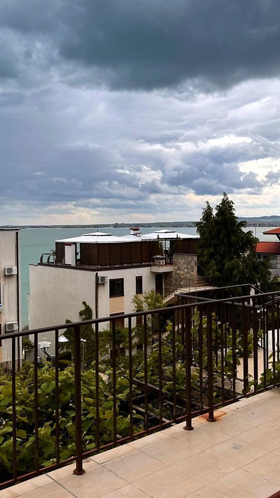 Třípokojový apartmán s výhledem na moře v prestižním komplexu ve Svatém Vlasu