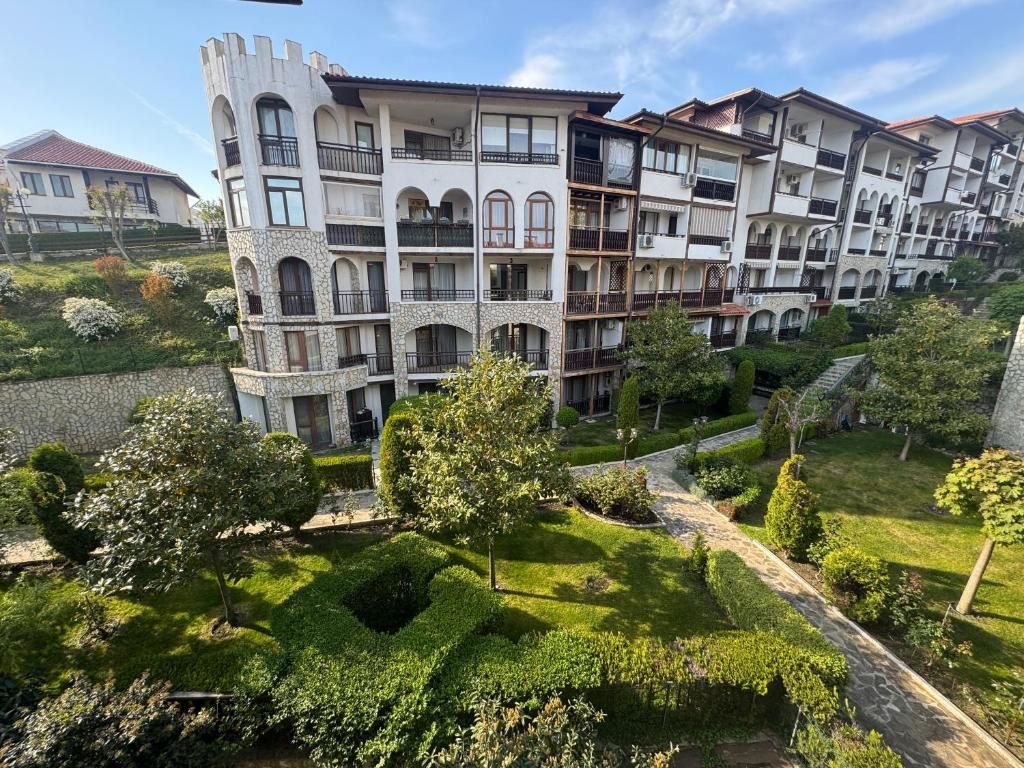Apartmán v první linii ve Sveti Vlas – stylová nemovitost u pláže a jachetního přístavu „Marina Dinevi“