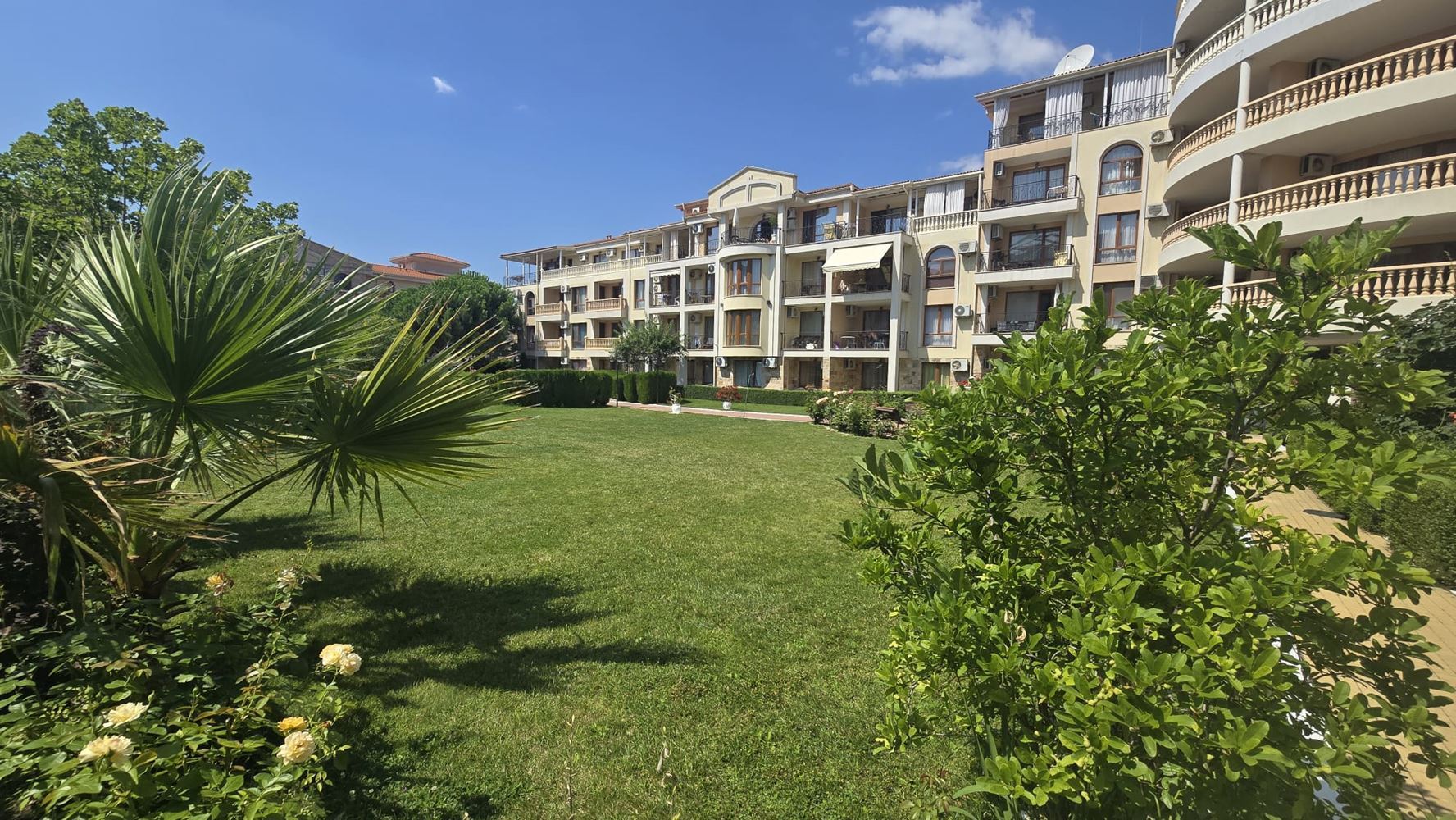 Byt s jednou ložnicí v první linii u moře ve Svatém Vlasu – připravený k nastěhování!