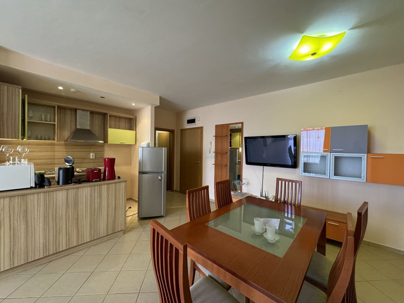 Prostorný apartmán se dvěma ložnicemi v první linii u moře ve Sveti Vlasu – výhled na moře a bazény