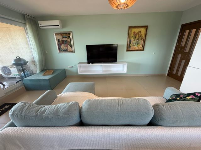 Prostorný apartmán se 2 ložnicemi v první linii u moře s čelním panoramatickým výhledem na moře