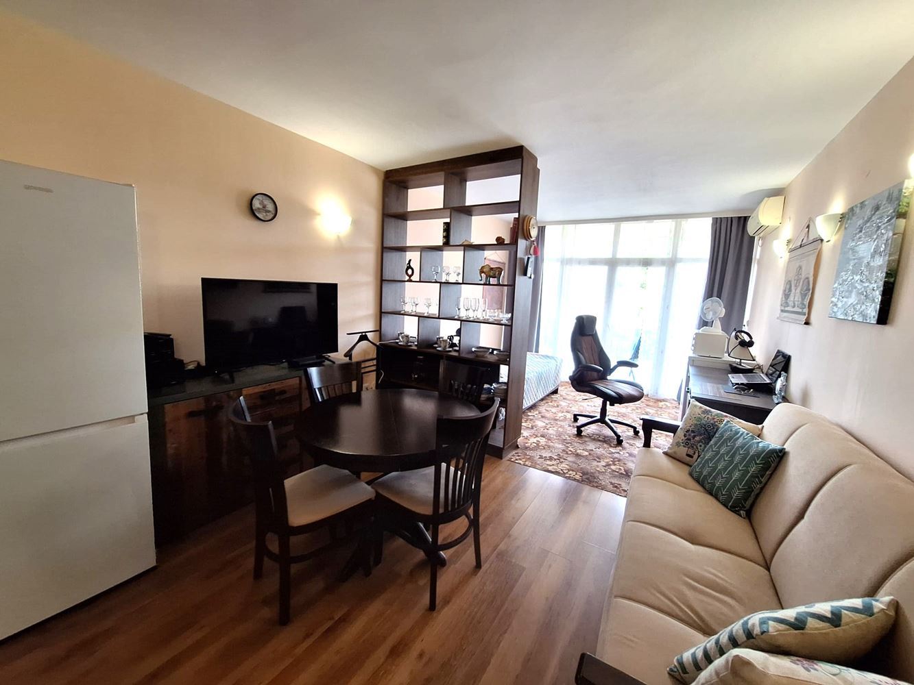 Prostorný a plně zařízený apartmán s jednou ložnicí v blízkosti pláže