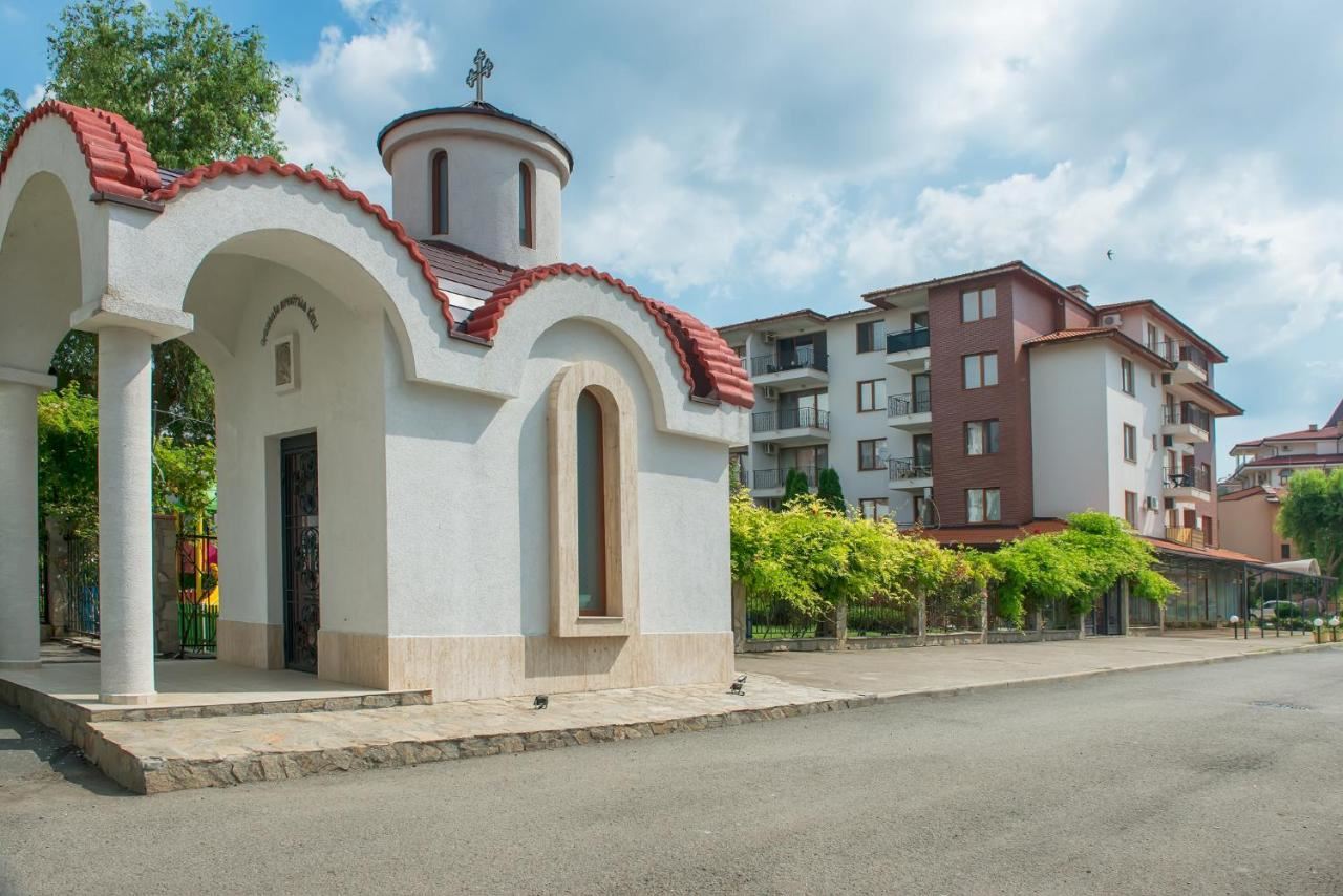 Apartmán se dvěma ložnicemi a výhledem na bazén v Nesebaru – prostor, komfort a výborná lokalita pouhých 300 metrů od moře