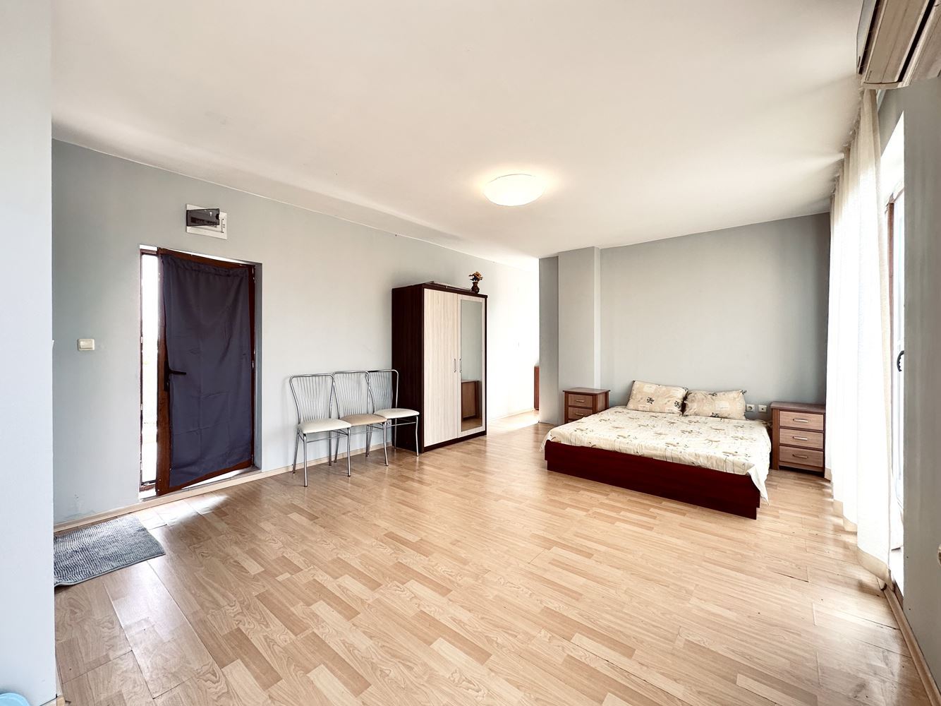  Prostorné studio s působivou panoramatickou terasou na Slunečním pobřeží