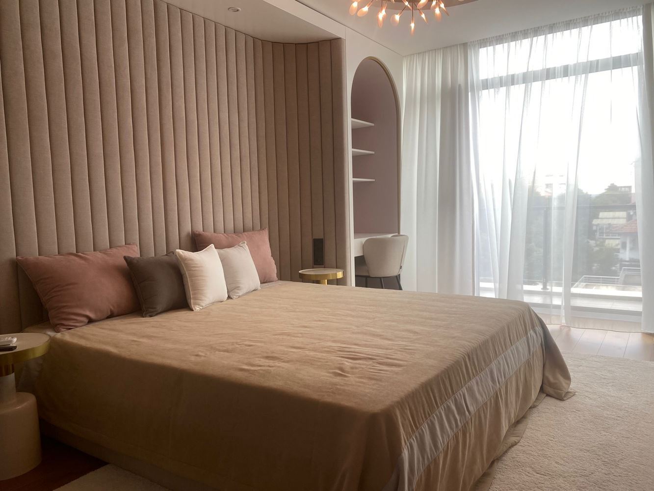Elegantní a prostorný třípokojový apartmán v první linii u moře v Nesebaru – panoramatický výhled na moře a prémiový komfort