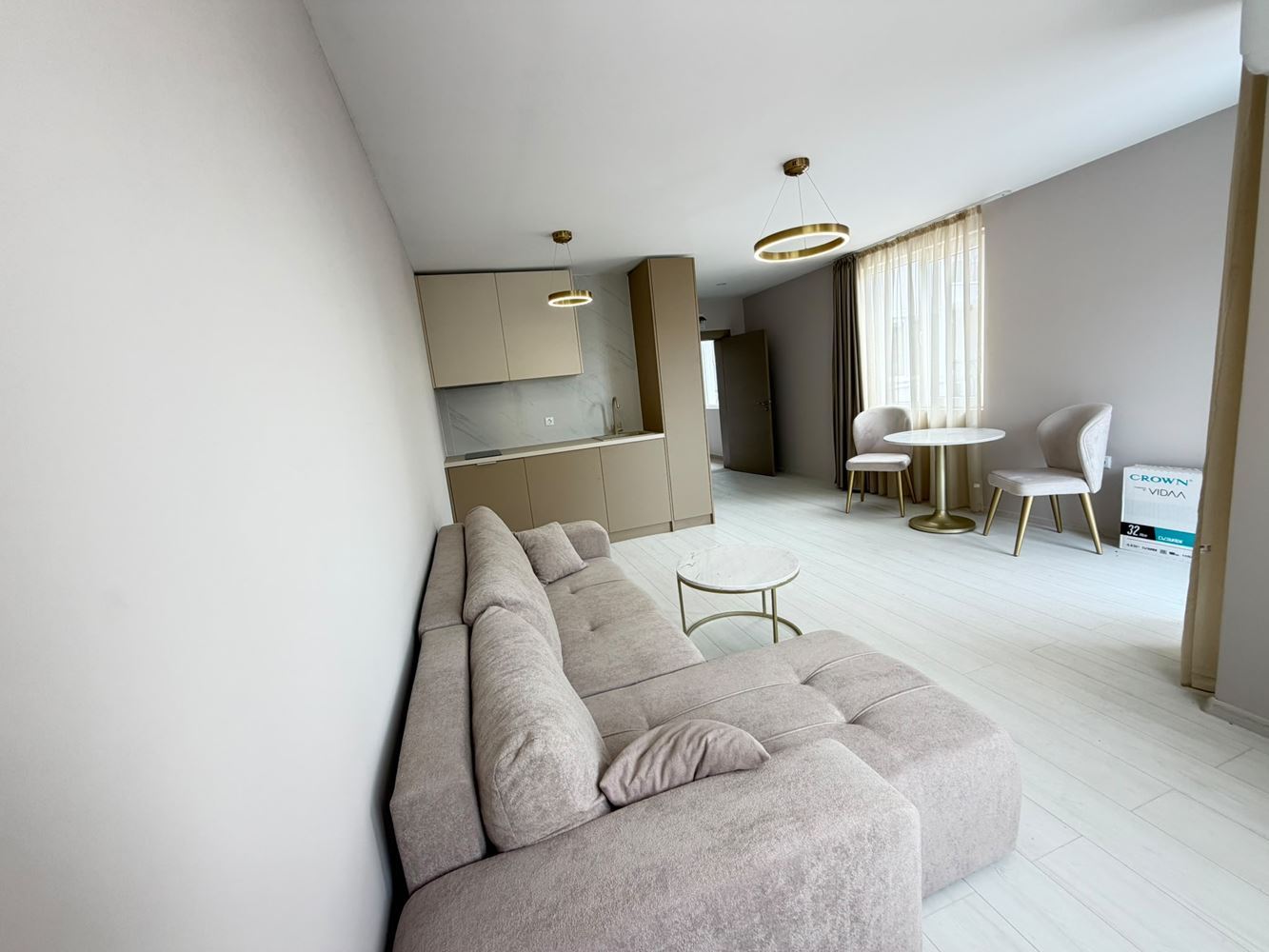 Slunečné pobřeží – útulný apartmán s jednou ložnicí, jižní orientací a krásným výhledem na bazén