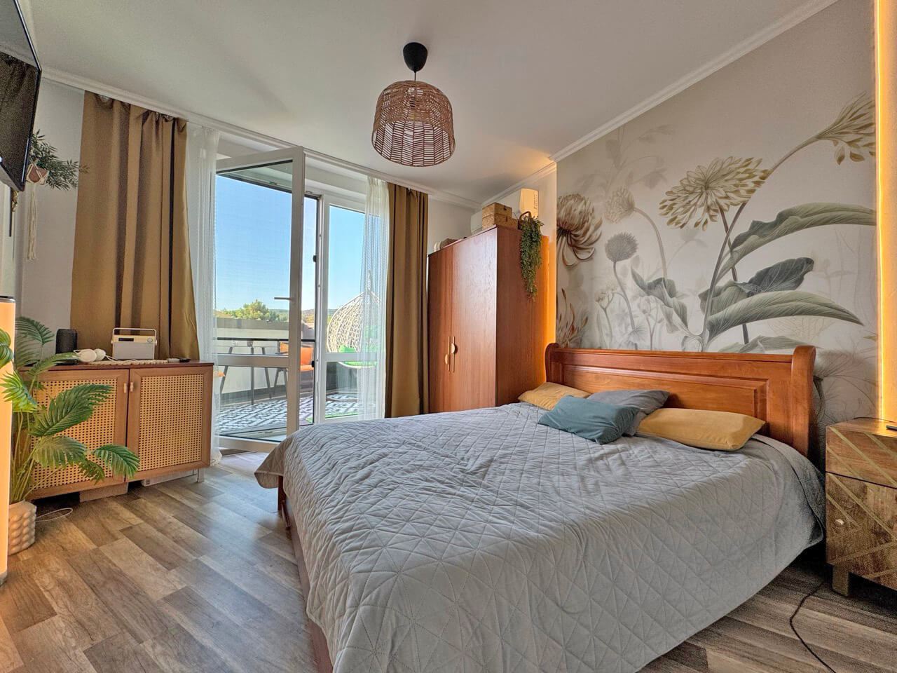 Apartmán s moderním vybavením a velkou terasou 200 m od pláže ve Slunečném pobřeží