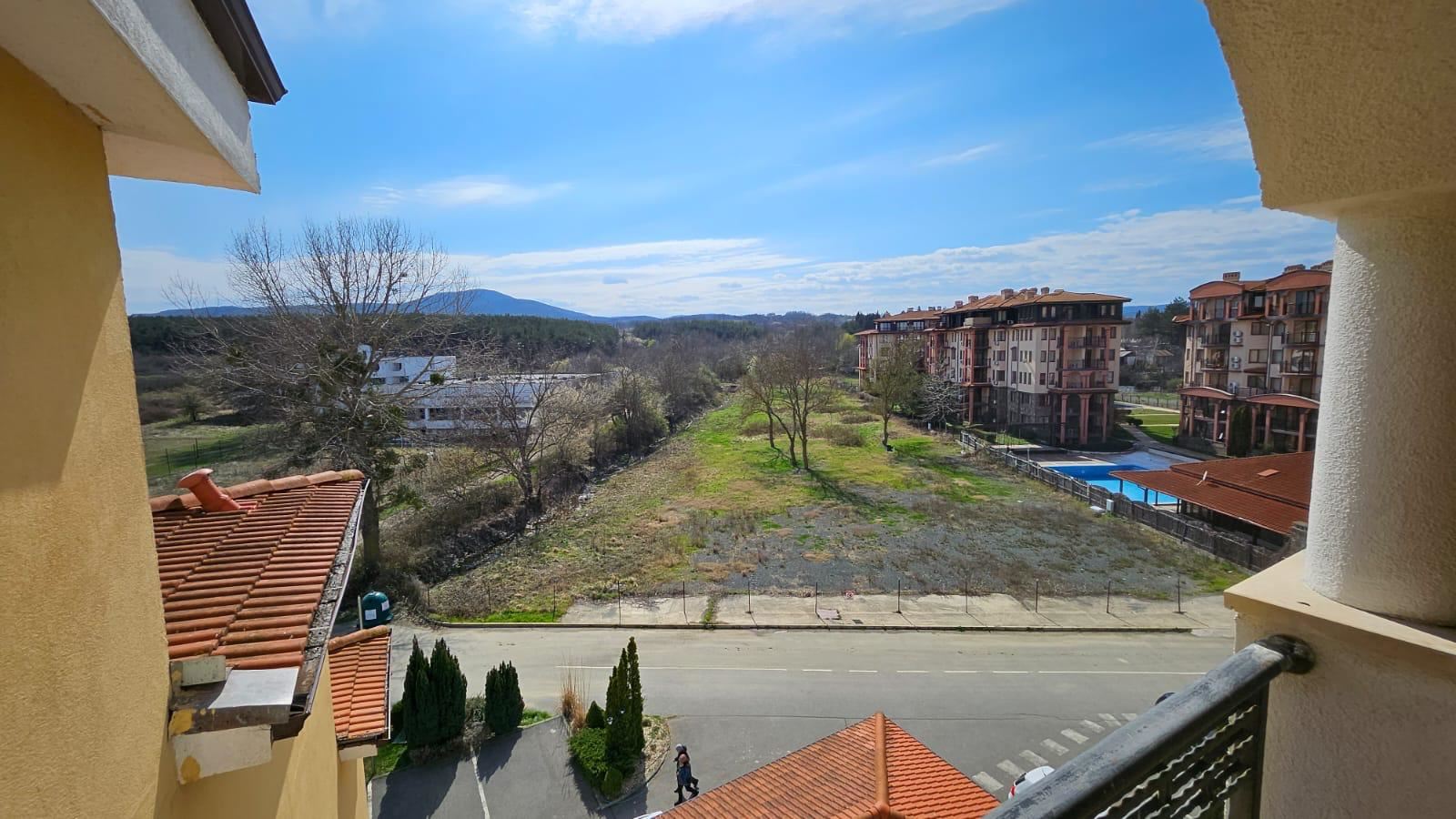 Prostorný byt s jednou ložnicí na první linii u moře v Carevu s kompletním vybavením