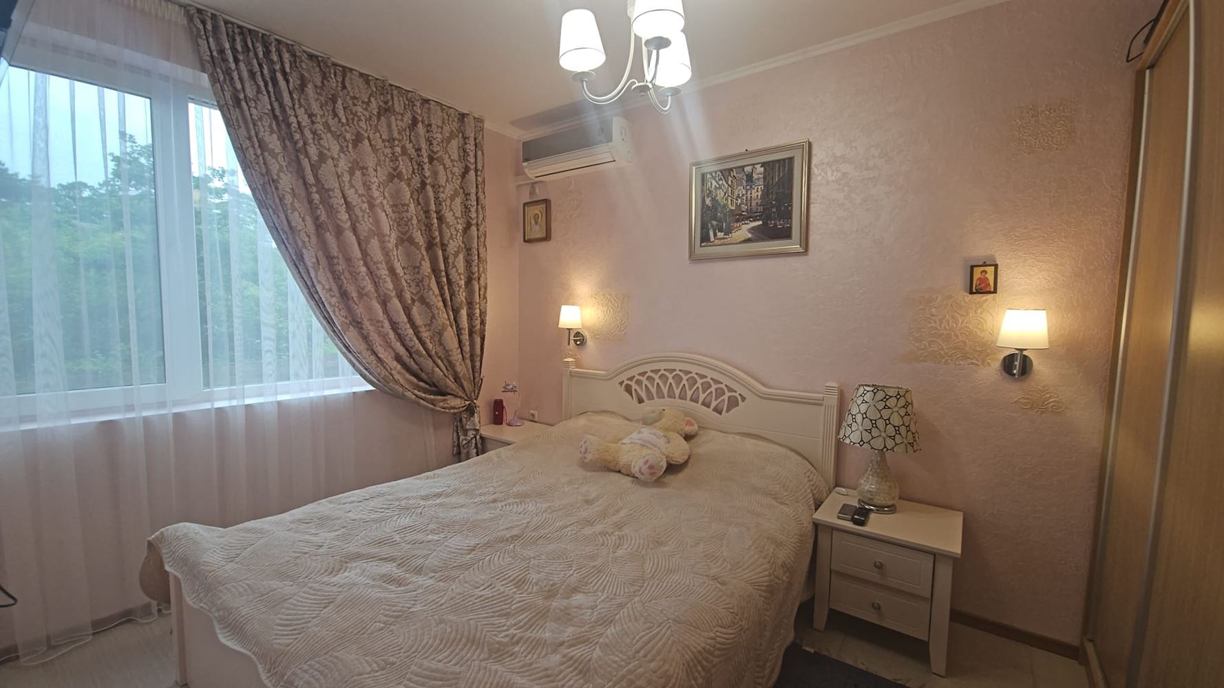 Třípokojový apartmán v uzavřeném komplexu ve Sveti Vlas – pouhých 300 m od pláže
