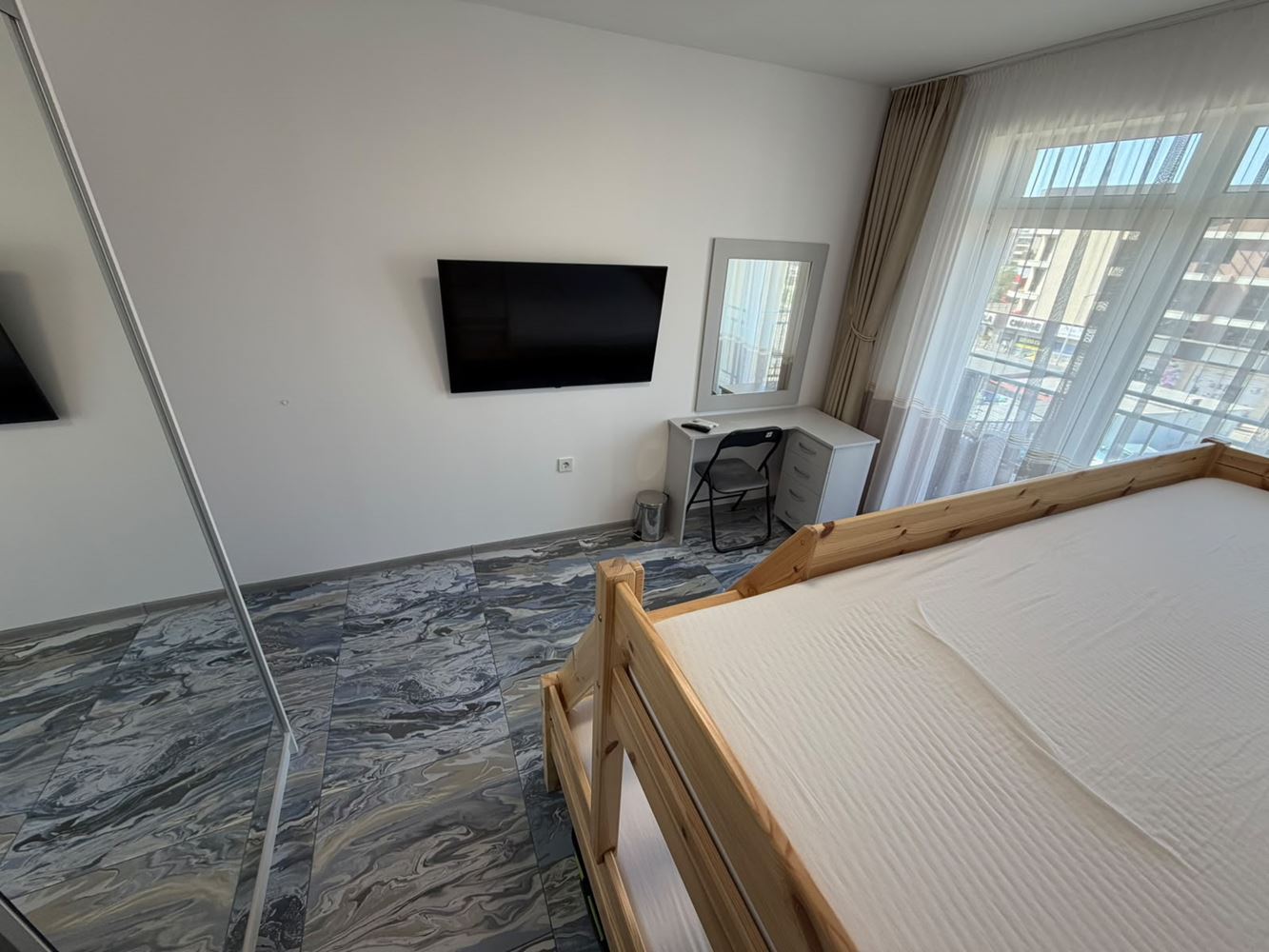 Prostorný apartmán se dvěma ložnicemi a výhledem na bazén v Slunečném pobřeží – vynikající volba pro rodinu a investici