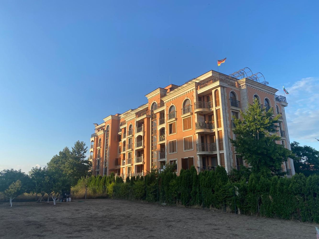 Krásný apartmán s jednou ložnicí v Ravdě s bazény a výborným vybavením – ideální pro dovolenou i investici