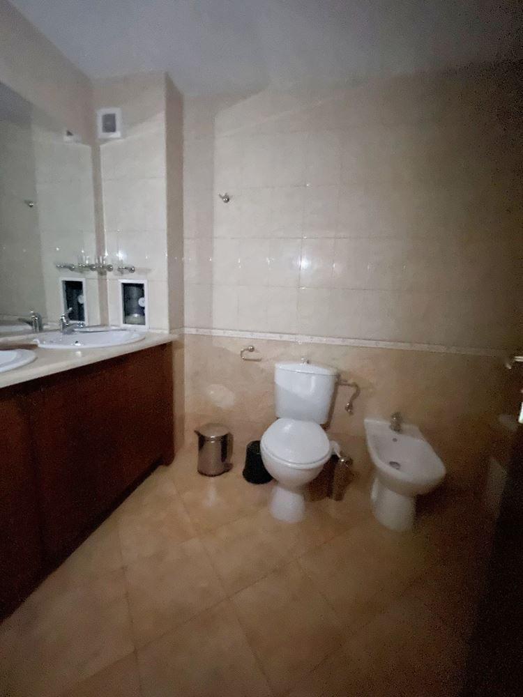 Prostorný zařízený apartmán se dvěma ložnicemi a výhledem na moře u Balčiku – komfort uprostřed přírody a Golfové riviéry
