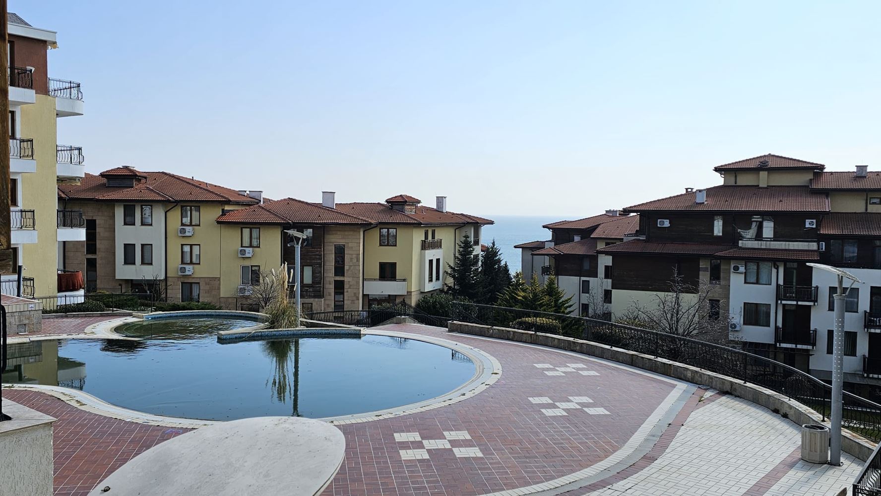 Prostorný apartmán se dvěma ložnicemi na první linii u moře se soukromou pláží ve Sveti Vlas