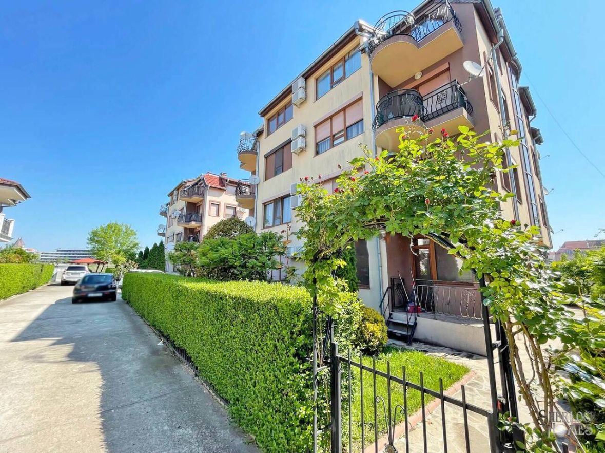 Plně zařízený dvoupokojový apartmán 200 m od pláže v Ravdě – klid, zeleň a komfort v menším komplexu