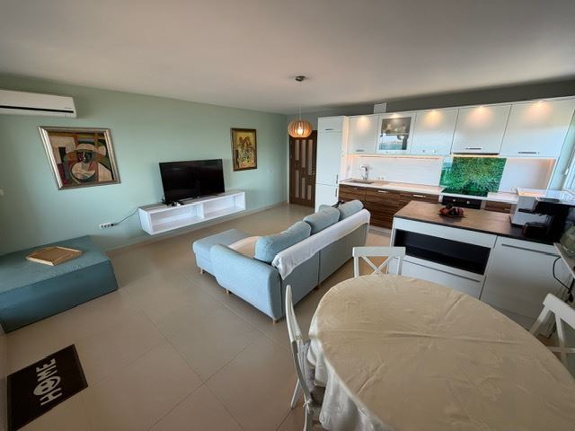Prostorný apartmán se 2 ložnicemi v první linii u moře s čelním panoramatickým výhledem na moře
