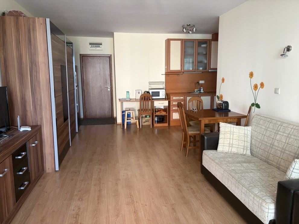Byt s jednou ložnicí v moderním komplexu s vybavením v Ravdě