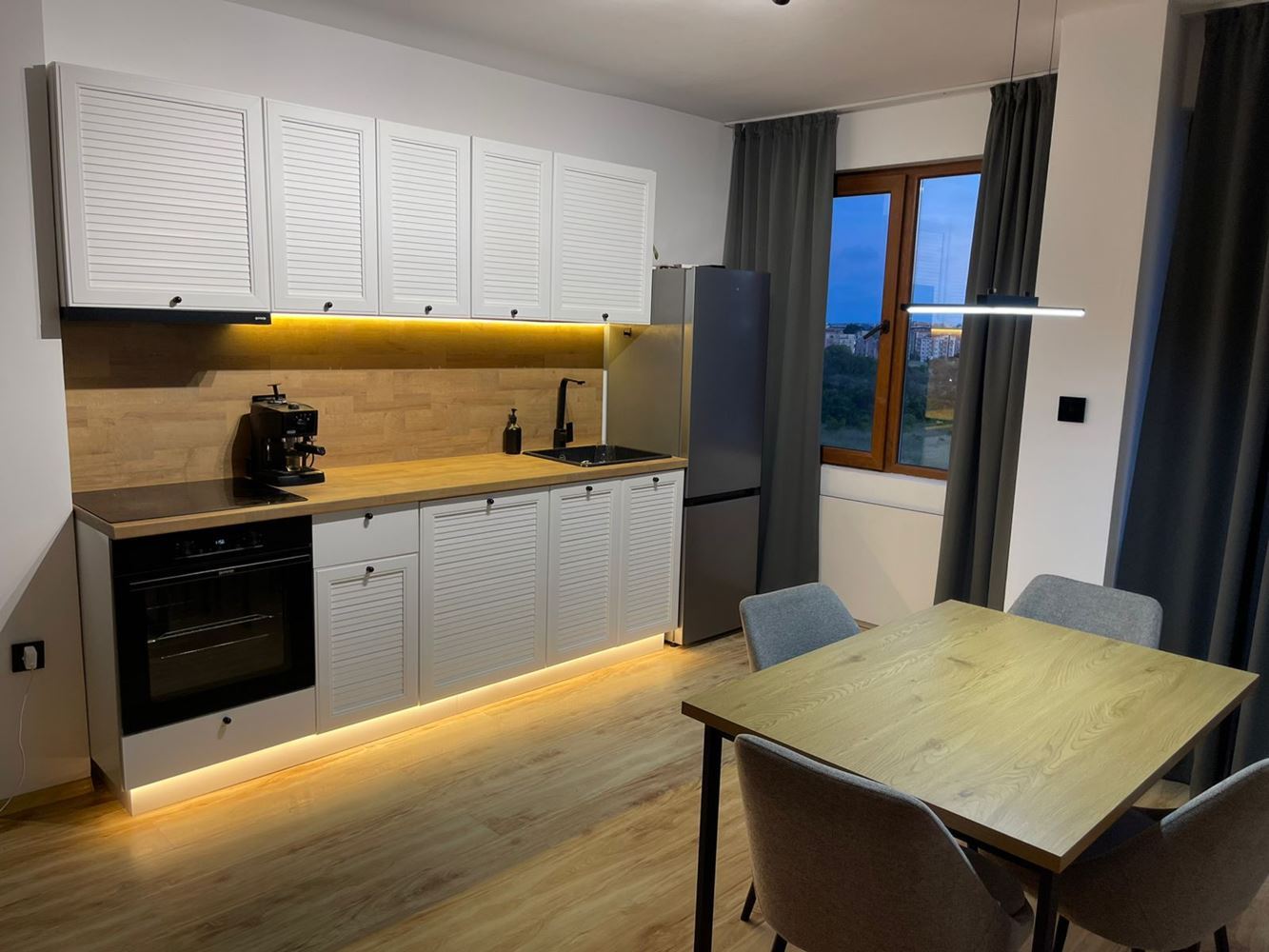 Stylové studio s moderním vybavením a částečným výhledem na moře na Slunečném pobřeží