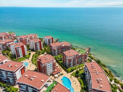 První linie u moře ve Sveti Vlas – prostorný byt se dvěma ložnicemi a vynikající infrastrukturou